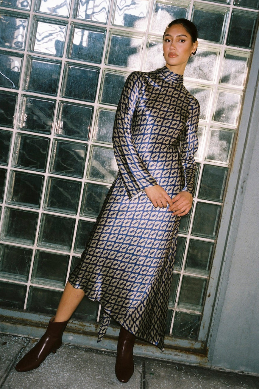 The Neena Dress features a vintage-inspired ikat print, with an attached skinny dupatta that draws inspiration from 2000s South Asian styles. Its asymmetrical hem, long sleeves, and button closure with a keyhole at the back make it your new favorite long sleeve dress for effortless elegance.